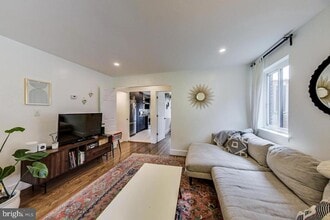 Building Photo - 213 Hawaii Ave NE