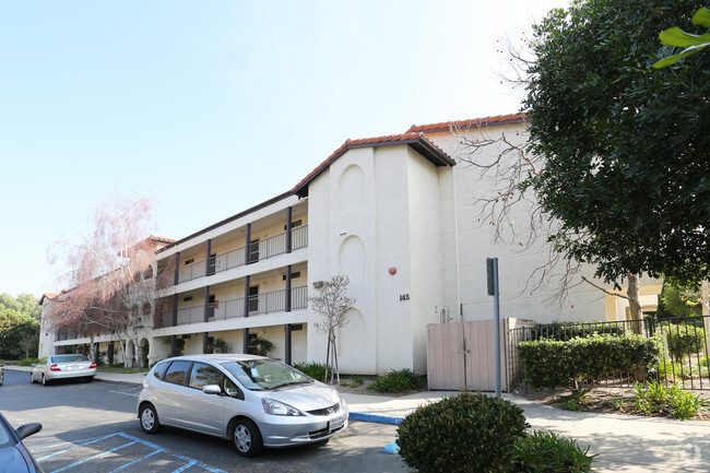 Building Photo - Glen Oaks Apartments