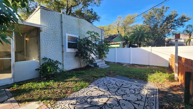 Building Photo - AVAILABLE NOW - Remodeled 3 bed/1bath Home...