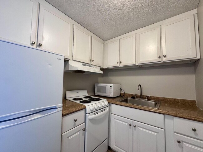 Building Photo - 799 Dahlia St
