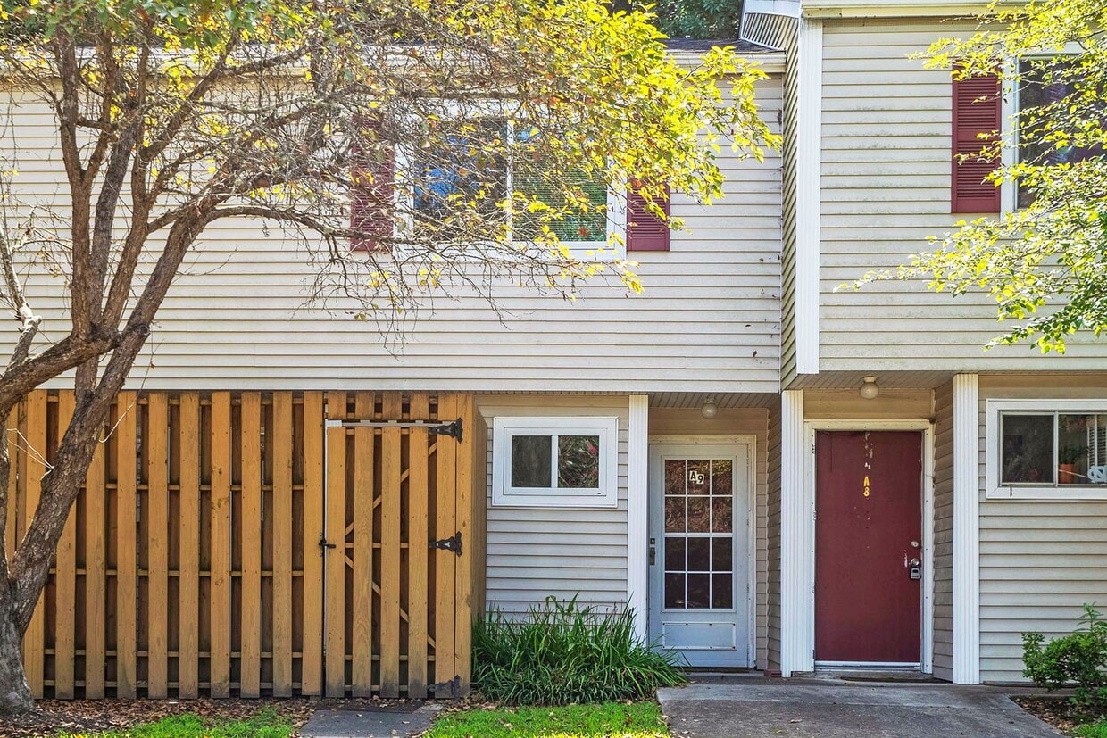 AVAILABLE NOW!! 2 Bedroom 2.5 Bathroom Townhome - Furnished! - AVAILABLE NOW!! 2 Bedroom 2.5 Bathroom Townhome - Furnished!