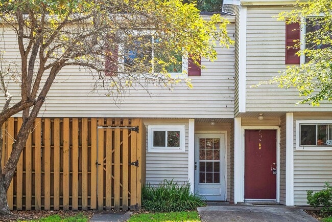 AVAILABLE NOW!! 2 Bedroom 2.5 Bathroom Townhome - Furnished! - AVAILABLE NOW!! 2 Bedroom 2.5 Bathroom Townhome - Furnished!