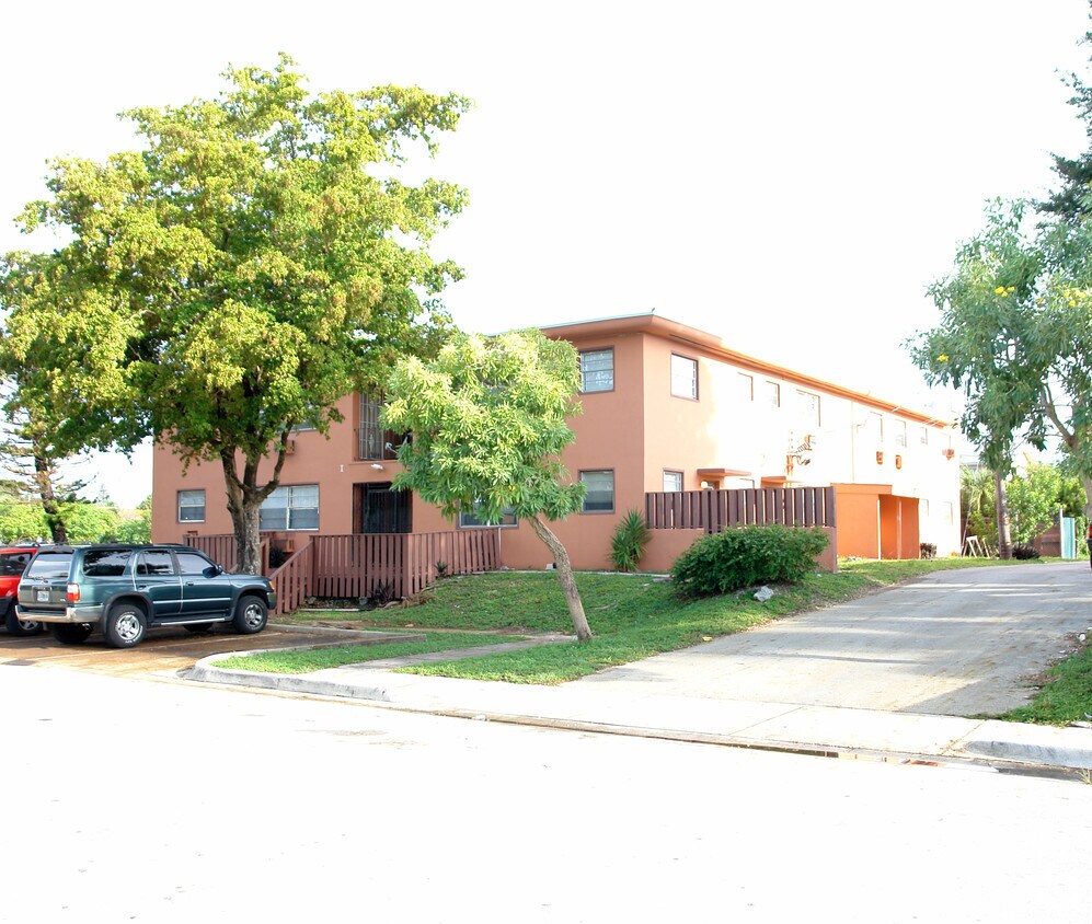 Building Photo - 16911 NE 21st Ave