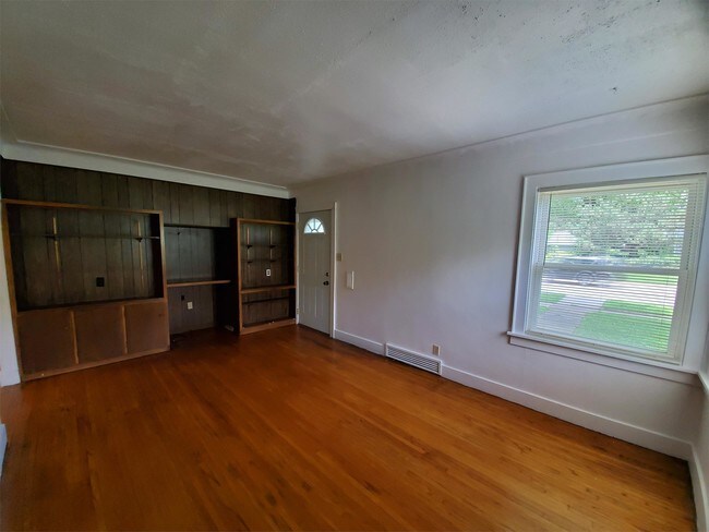 Building Photo - 708 W 18th St