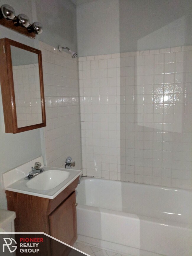 Foto del edificio - 811 W Cornelia Ave