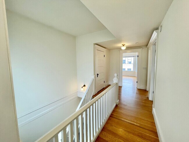 Photo - HUGE Top Floor Edwardian 4BR/1.5BA  Flat w... Apartment