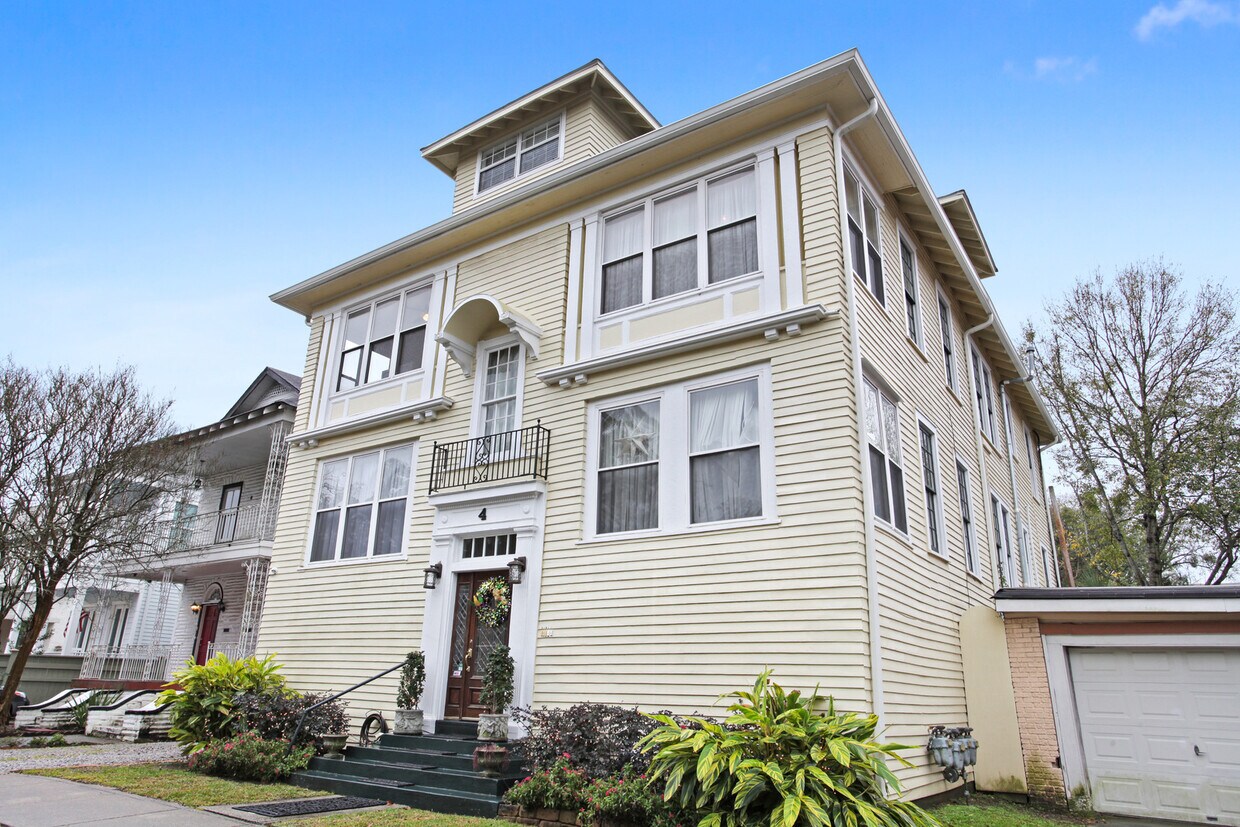 Primary Photo - 4 Fontainebleau Dr