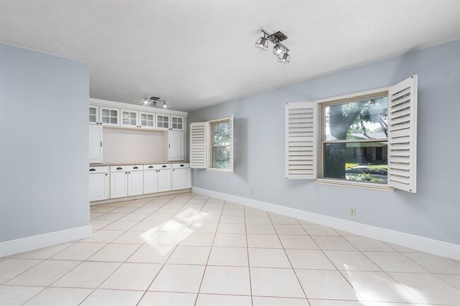 Building Photo - 1113 Villa Downs Dr