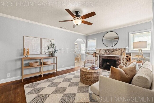 Foto del edificio - Welcome to this stunning 4-bedroom, 2-bath...
