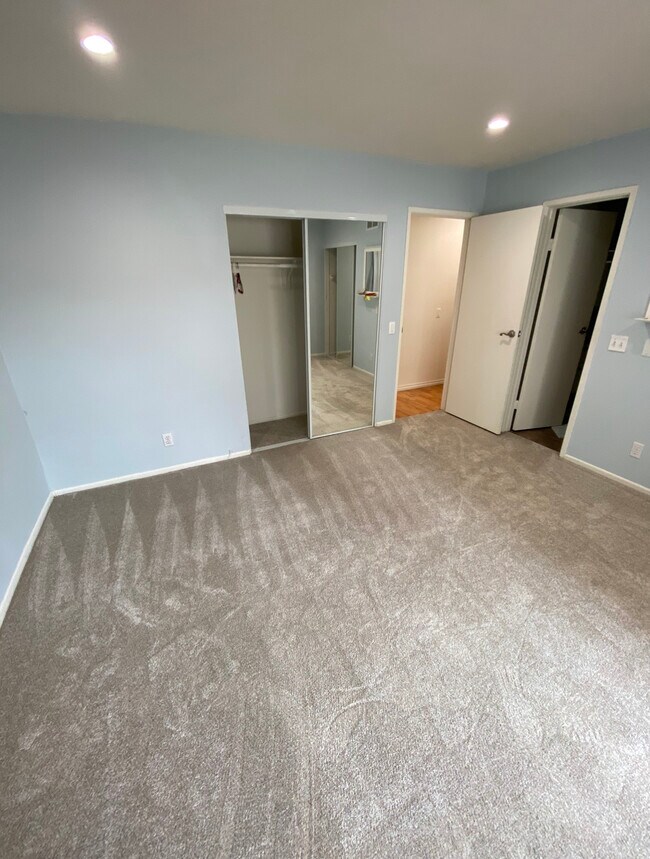 Building Photo - 28515 Conejo View Dr