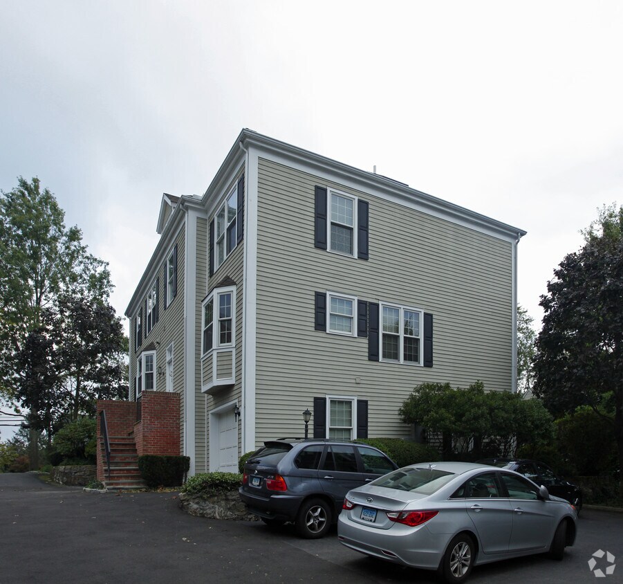Building Photo - 172 Field Point Rd