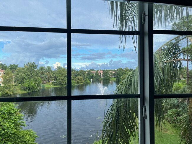 Foto del edificio - GORGEOUS 1 BEDROOM WITH WATER VIEWS IN POR...
