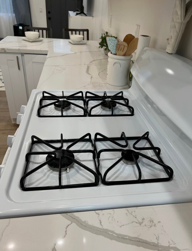 Building Photo - 9528 1/2 Redfern Ave