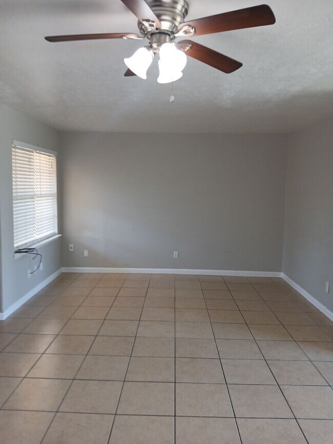 Building Photo - 4 Bedrooms, 2 Full Baths Near I-45 & I-20