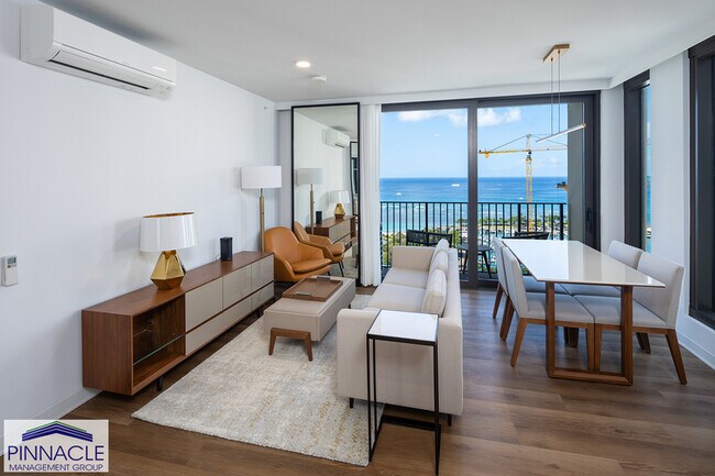 Building Photo - 987 Queen St