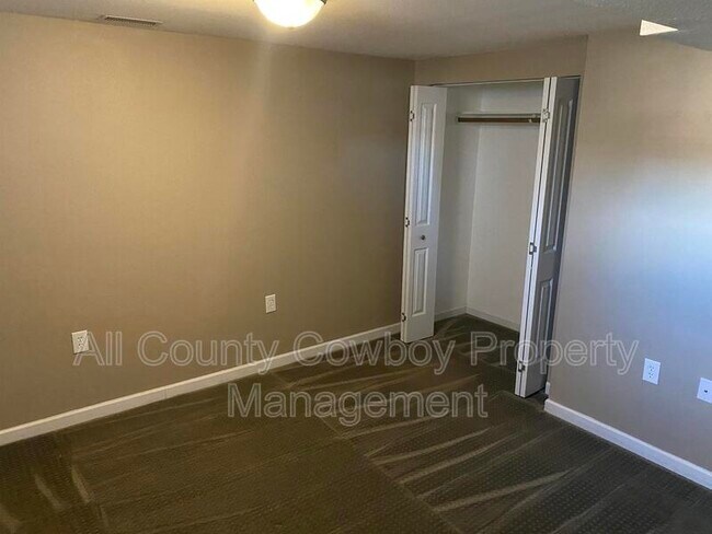 Foto del edificio - 1222 Logan Ave