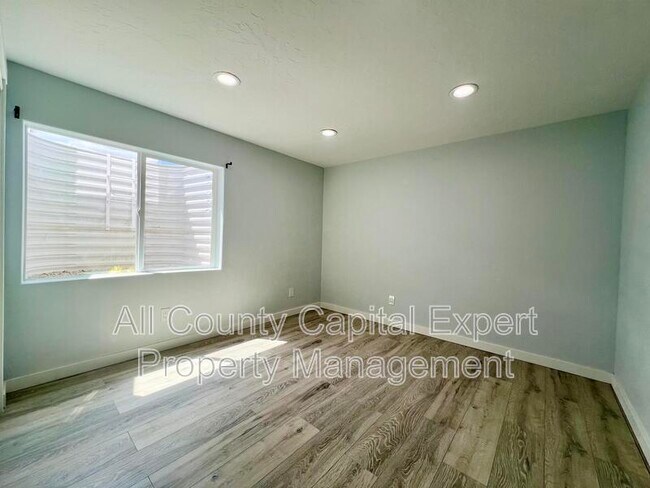 Building Photo - 711 W 660 S