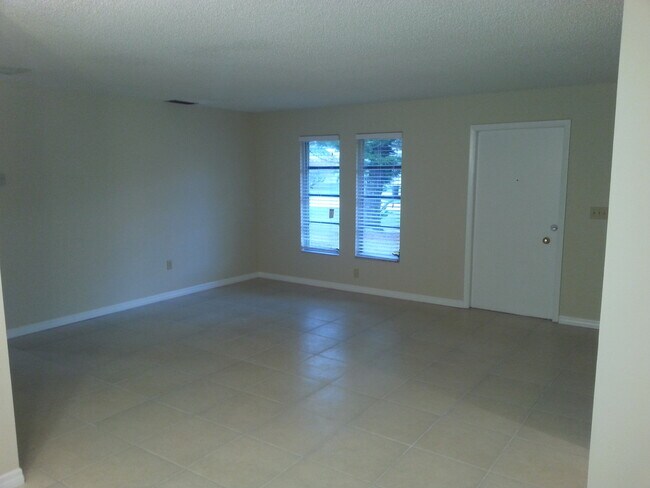 Building Photo - *** ANNUAL *** NAPLES PARK *** PET FRIENDL...