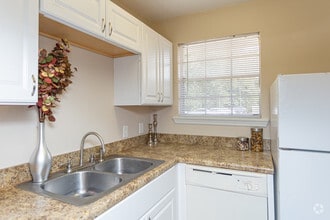 2 BR, 1 BA - 915 SF - Park Regency