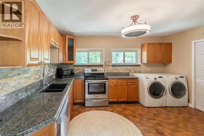 Building Photo - 830 Retlaw Dr