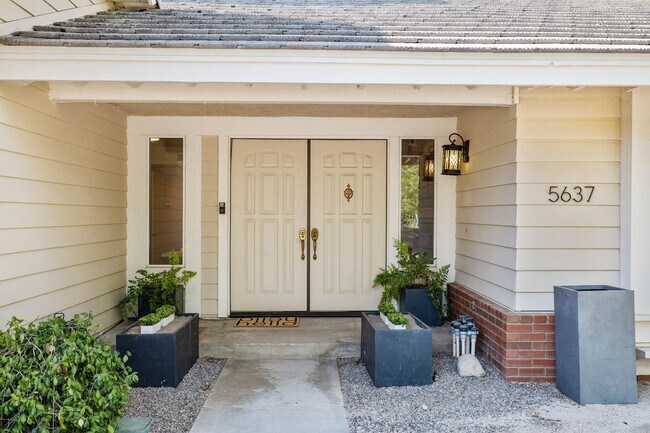 Building Photo - 5637 Redwood Ave