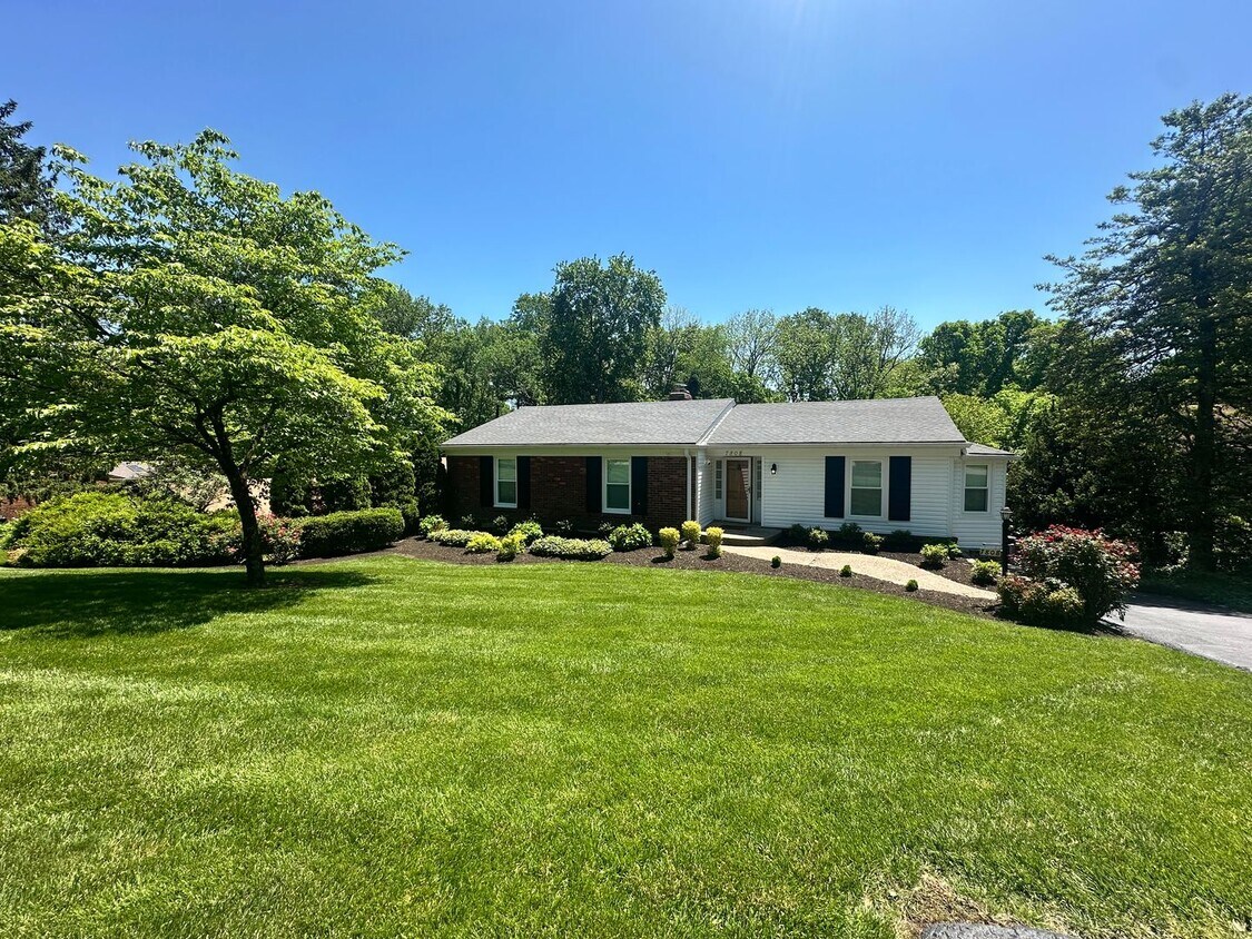 Primary Photo - Charming Walk-Out Ranch in Sought-After Ba...