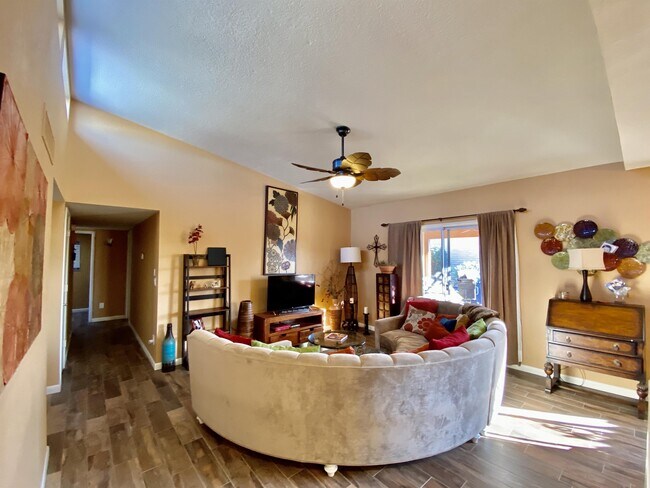 Building Photo - 9754 E Skyview Dr