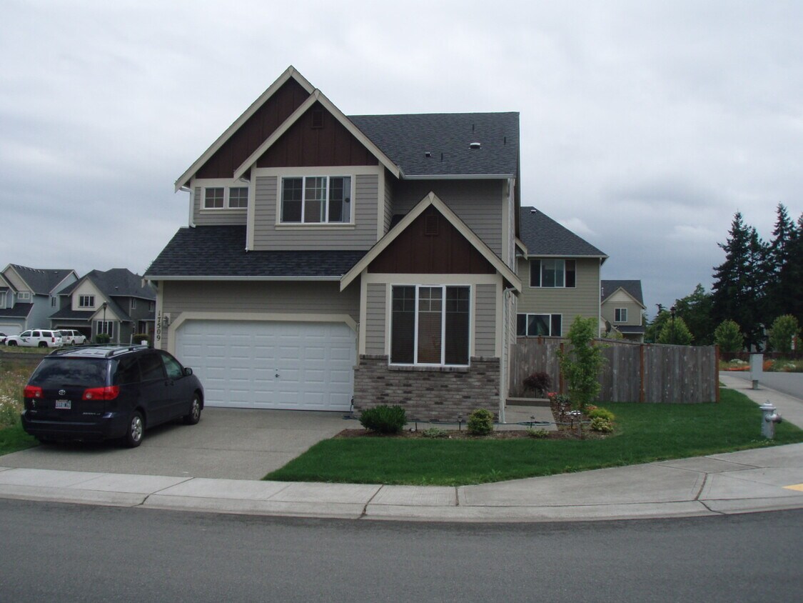 Foto principal - Beautiful 5 Bedroom Puyallup Home
