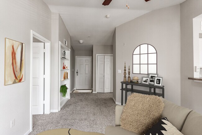 2BD, 1BA - 939SF - Entryway - Plaza at San Jacinto