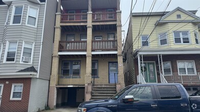 Building Photo - 40 W 17th St
