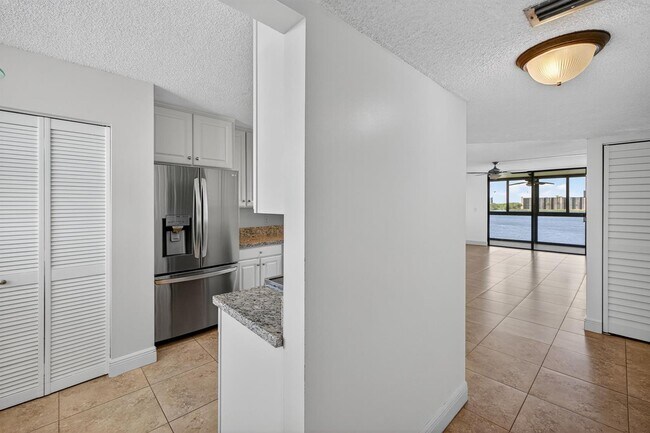 Foto del edificio - 115 Lake Emerald Dr
