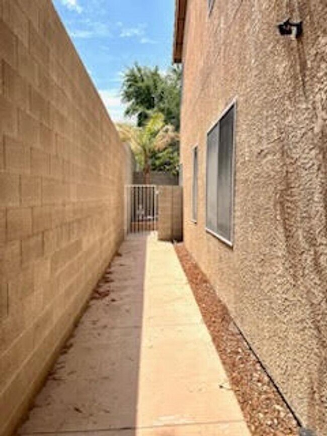 Foto del edificio - Great 2-story home with Bed and Bath down ...