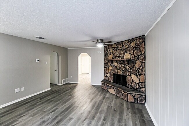 Foto del edificio - 6628 Brookdale Dr