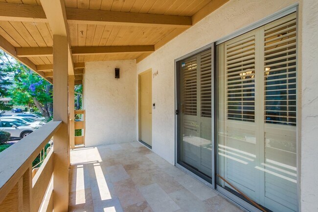 Building Photo - Gorgeous Upper Unit Condo in Fairway Knoll...