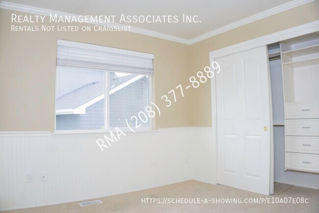 Foto del edificio - Updated and Spacious 3 Bedroom House locat...