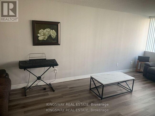 Building Photo - 350-350 Webb Dr
