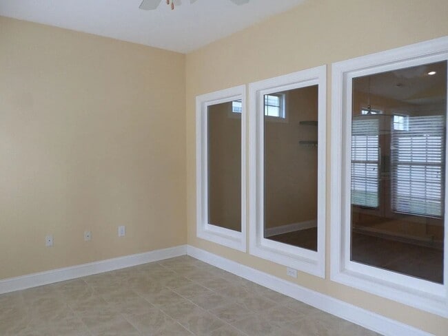 Building Photo - Bright and Spacious 3-Bedroom Home with Su...