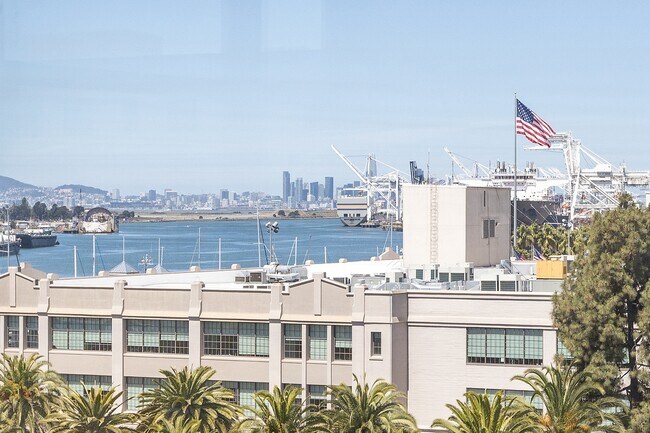 Spectacular View of Estuary and SF skyline - 311 2nd St