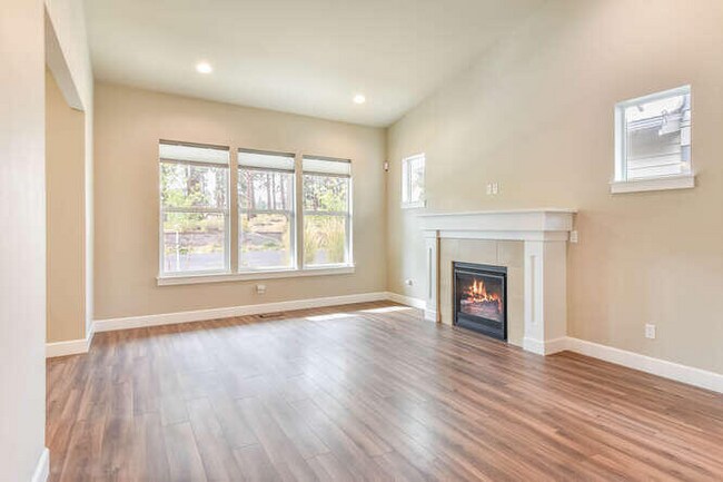 Building Photo - 1028 E Black Butte Ave