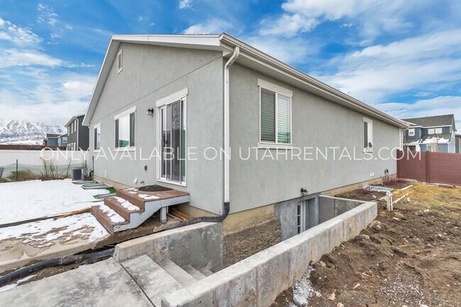 Building Photo - 173 E 460 N