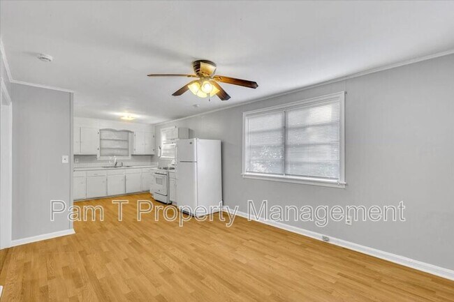 Building Photo - 1408 1/2 E 38th Upper