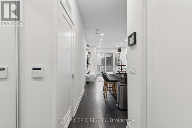 Building Photo - 95 Oneida Crescent