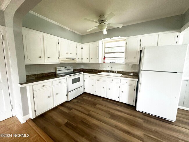 Foto del edificio - 2200 Woodland Ave