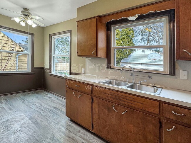 Foto del edificio - 1039 Kentwood Dr NE
