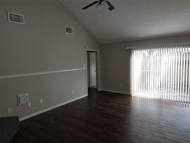 Foto del edificio - 6303 Gladewell Dr