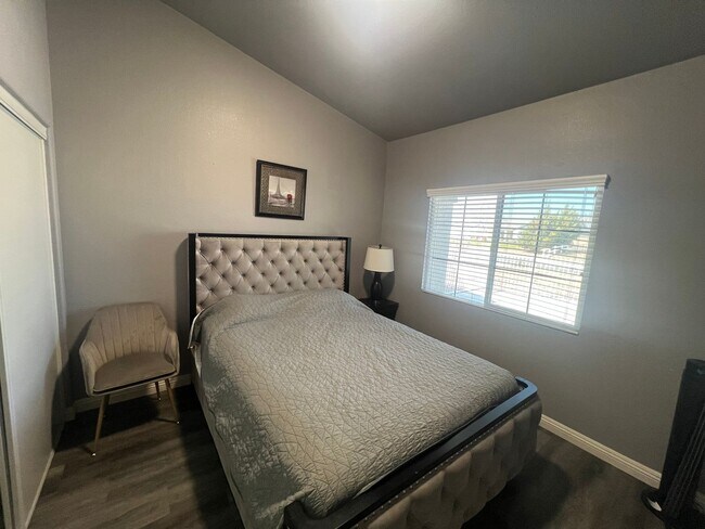 Foto del edificio - Spacious 4-Bedroom Home in Desirable Apple Valley Neighborhood