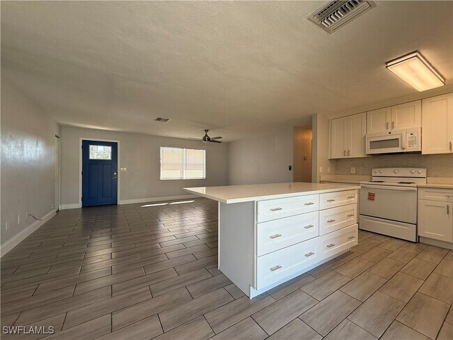 Foto del edificio - 1315 NE Pine Island Ln