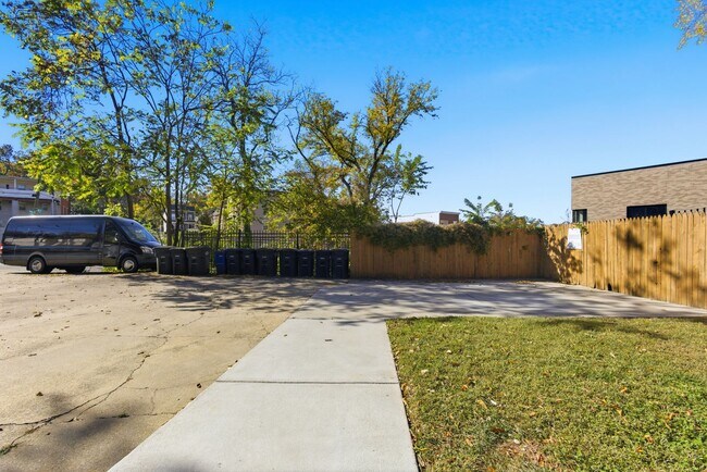 Building Photo - Stunning 5 BR/3.5 BA Single-Family Home in...