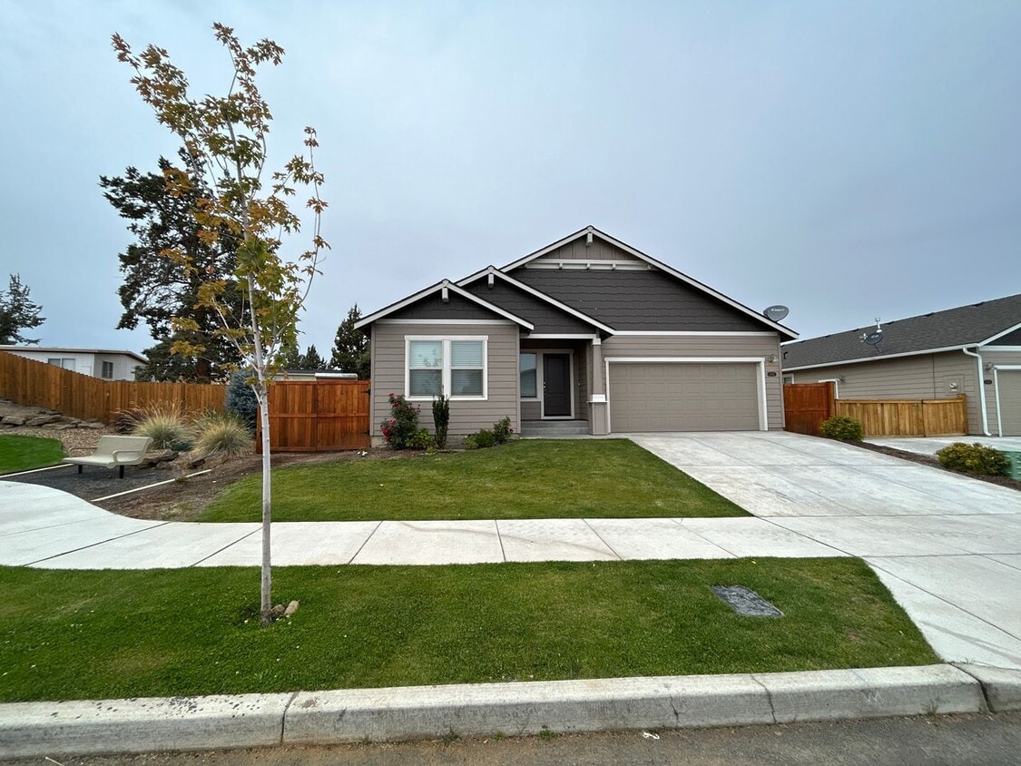 Primary Photo - Beautiful 3 Bedroom / 2 Bathroom Home in S...