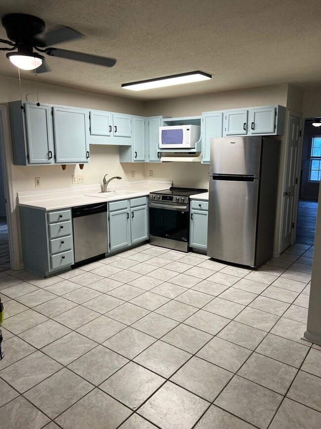 Building Photo - Cute Duplex on a Private Lot